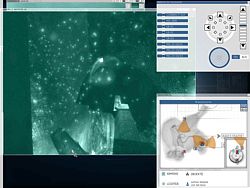 Schon mal versucht, mit einem Roboterarm an einem schwankenden Gefährt eine münzgroße Öffnung anzupeilen? Selbst mit Zielscheibe (rechts oben) kein leichtes Unterfangen